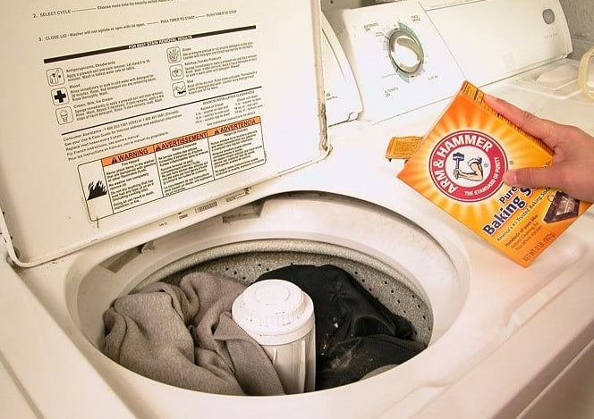 Sử dụng baking soda thay thế cho bột giặt để làm sạch áo quần
