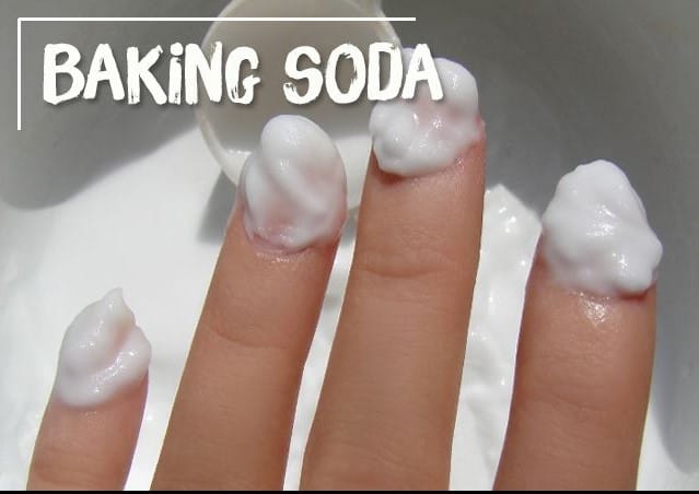 Tẩy những lớp sơn móng tay cứng đầu với baking soda