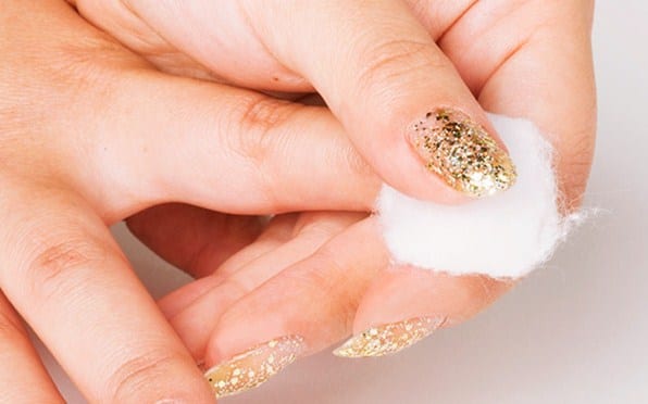 Cách tẩy sạch sơn móng tay nhanh chóng cho bạn gái - Mỹ Phẩm Gluta White