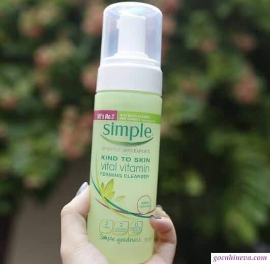 Simple Kind to Skin Vital Vitamin Foaming Cleanser dành cho da khô