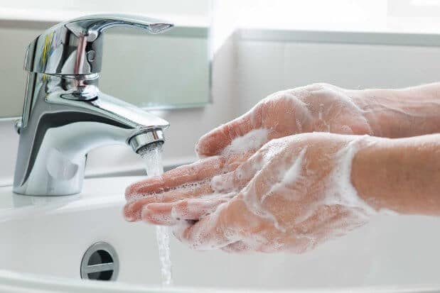 Rửa tay trước khi rửa mặt