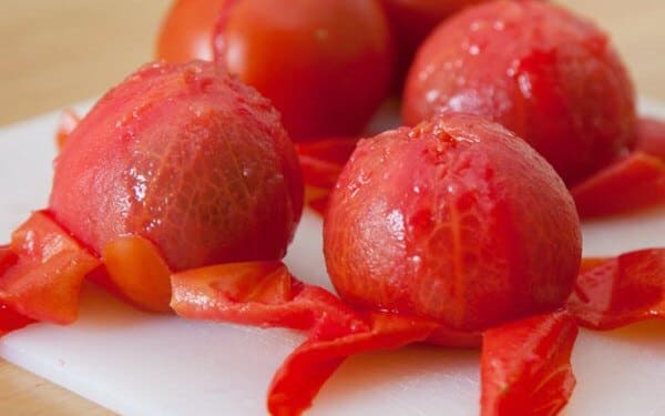 gọt vỏ cà chua