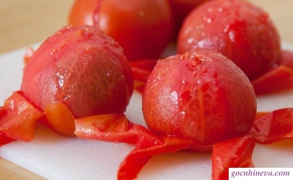 Gọt vỏ cà chua trước khi sử dụng