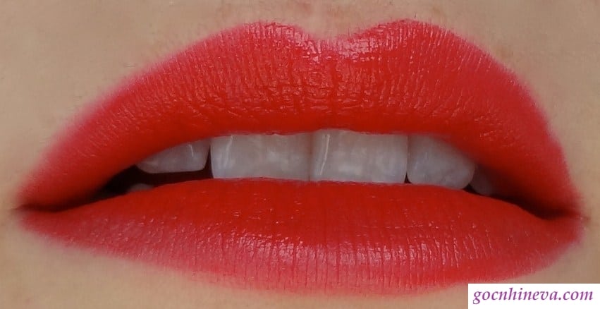 Chất son Velvet Mat – Satin Lipstick lì nhưng vẫn giữ được độ mềm mượt, không khô môi